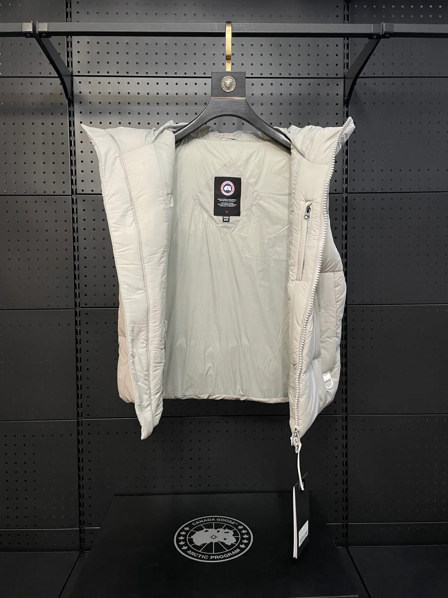 P500 Style No.: Y108 Moonlight Lime Top quality pure white label capsule vest for couples Design concept: New limited edition white label vest, same style for men and women, 625 fill power white goose down filling, the fabric has a satin feel. Suitable for wearing in spring and autumn in various cities, this round neck design is classic and versatile, and has good thermal insulation effect! Fabric + Features: Fabric: 85% polyester, 15% cotton, windproof and waterproof Lining: 100% polyester, windproof and waterproof Filling: 80% pure white duck down, 20% pure white feather Fill power: 625 Care instructions: Dry clean Pockets: Straight insert + diagonal insert Pocket Zipper: Genuine ykk two-way entrance zipper tei temperature and feeling index 1: lightweight minus 5 degrees to 5 degrees. Technology: The fabric is made of cordura polyamide fabric, which is a new functional fabric and a leading technology product. The durability is 2 times higher than ordinary nylon fabric. Wear resistance, strong tear resistance, good hand feel and good color.   The liner is filled with imported 625 fill power 80 white duck down, and the liner is reinforced with anti-runaway velvet liner. The fly on the front center fly is designed with snap buttons to prevent ventilation and rain. Whether it is hiking, urban walking or polar exploration, this style can help you find the Canada Goose vest that suits your body, activities and lifestyle. Size: XS-XL